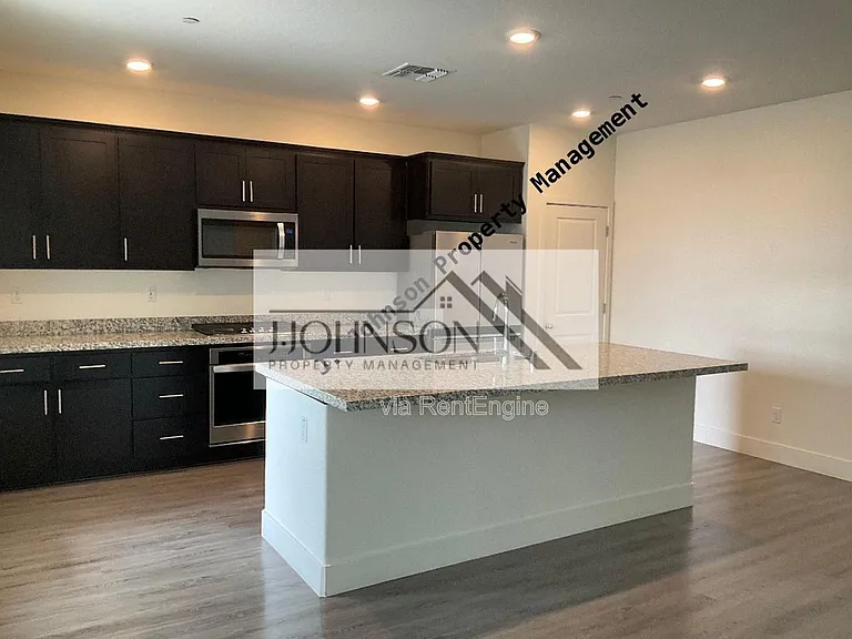 994 Osprey Dr — Photo 2