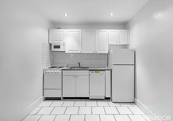 4th image of 132 E 45th St APT 7E