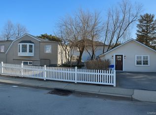 15 Maple Rd, Inwood, NY 11096