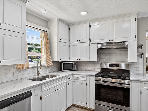 3rd image of 806 Kimbrough St