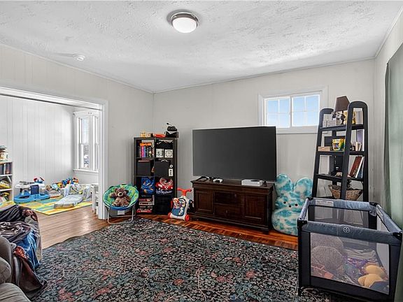 4th image of 277 Ward St