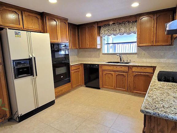 4th image of 558 Dawn Dr