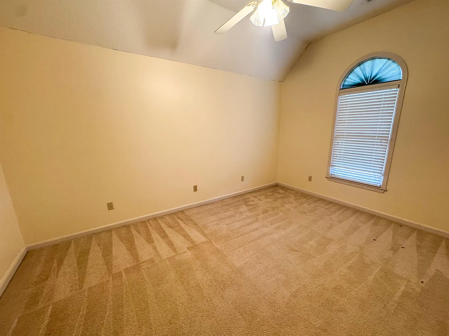 3 bed, 2.0 bath, 2151 sqft, $2,300 — Photo 3