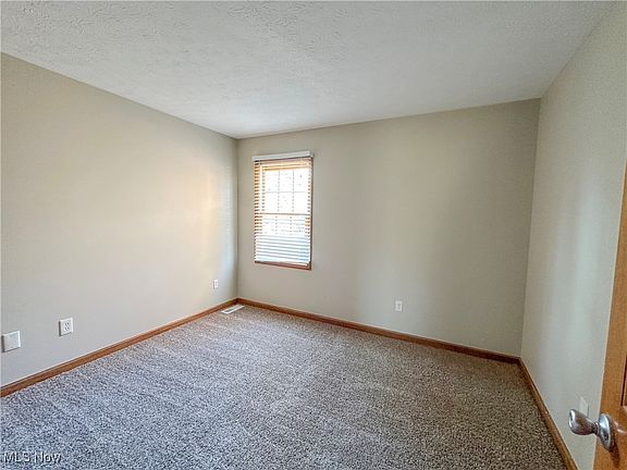 4th image of 1043 Ashwood Ln