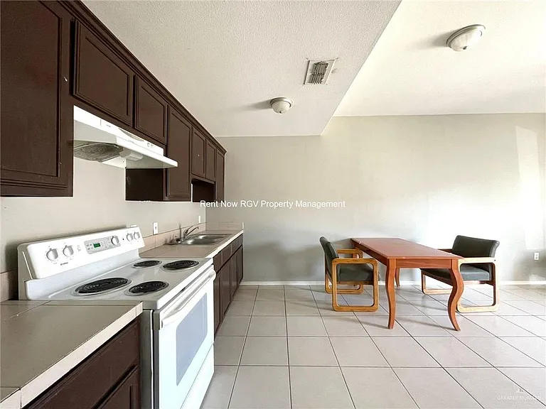 2010 Miroslava Ave #4 — Photo 4