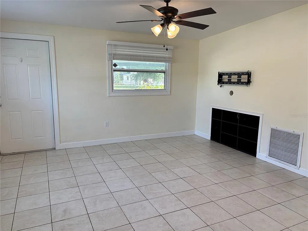 2 bed, 1.0 bath, 744 sqft, $1,850 — Photo 2