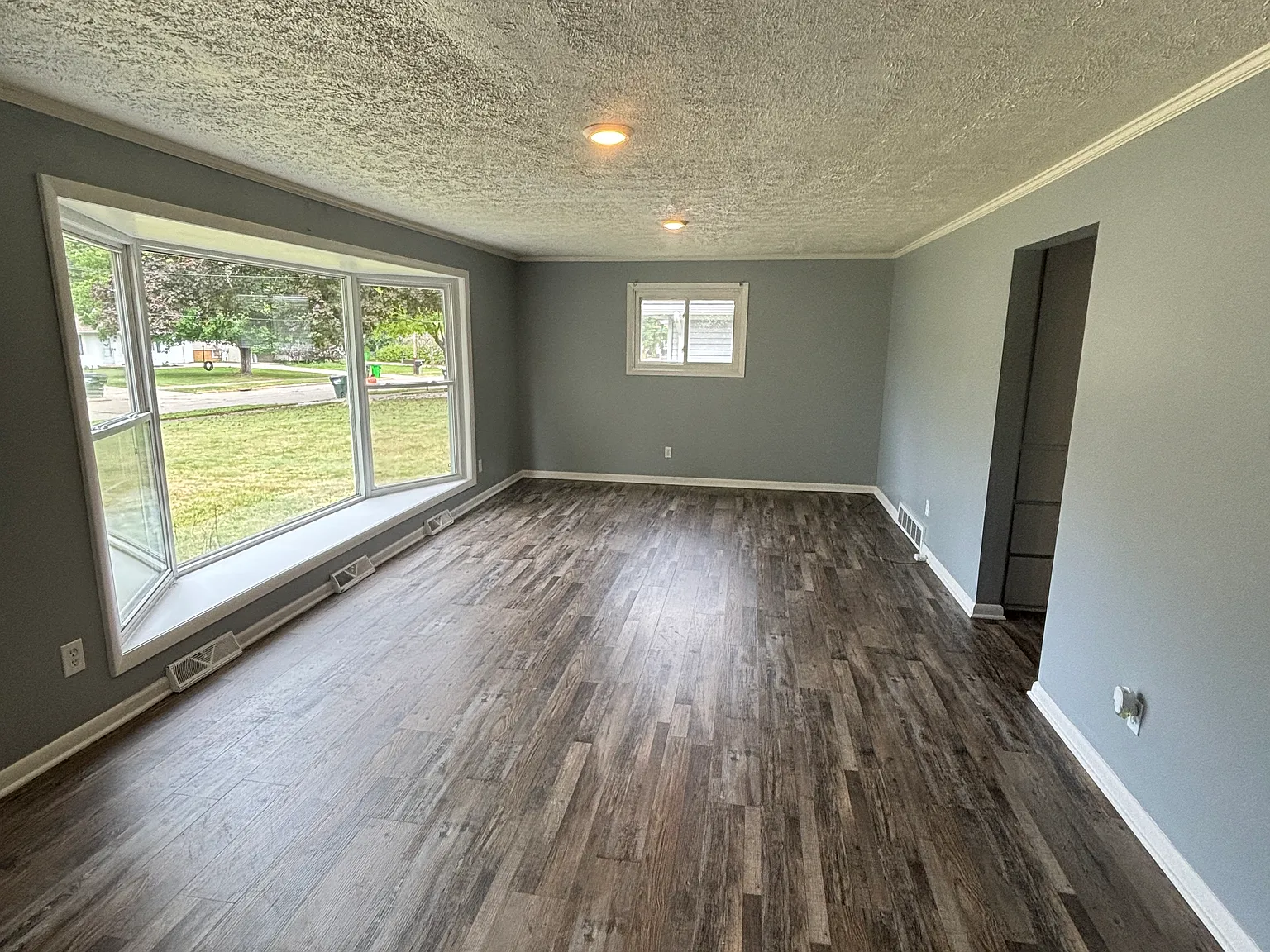 3 bed, 1.5 bath, 1262 sqft, $1,640 — Photo 2