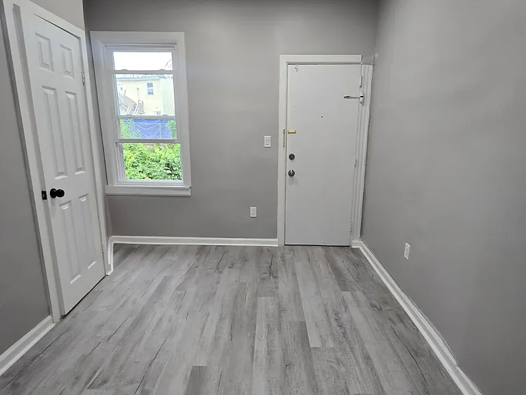 125-127 Redwood Ave #1B — Photo 6
