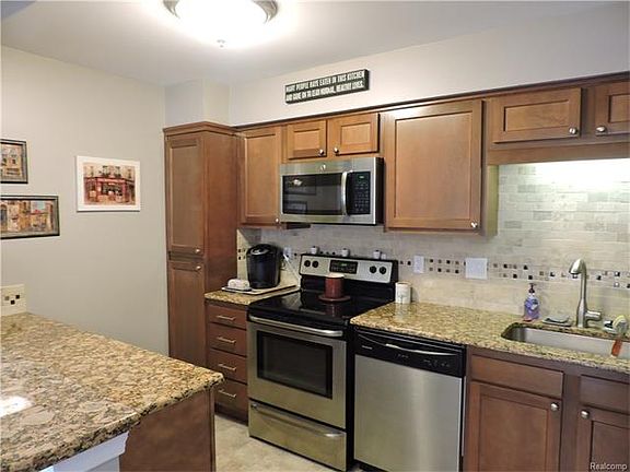 3rd image of 41618 Bedford Dr