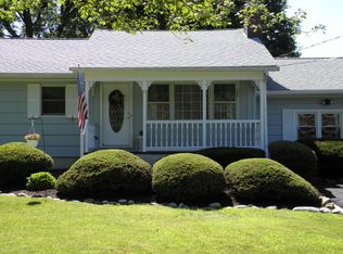 17 Old Farmers Rd, Long Valley, NJ 07853