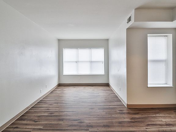 2nd image of 5527 Pershing Ave APT 31