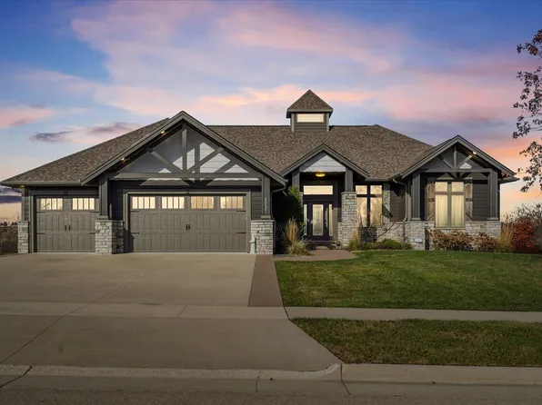 2037 Creek Wood Dr, Dubuque, IA 52003