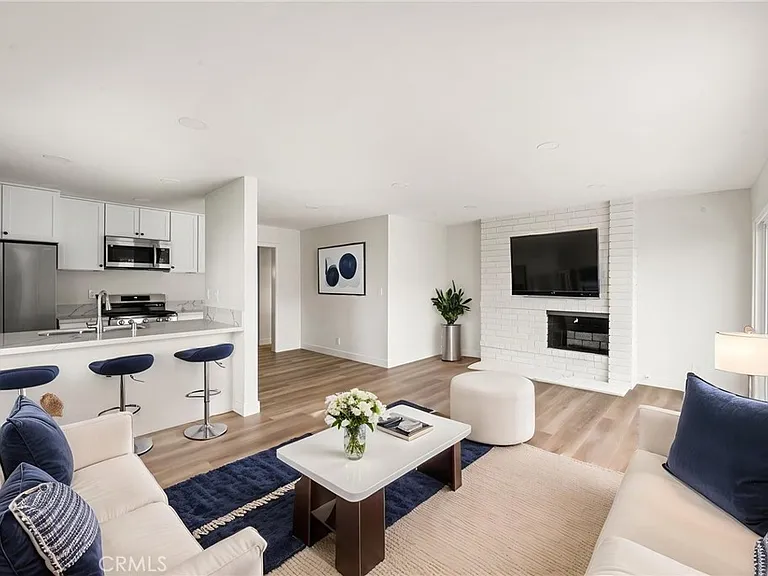780 N Shattuck Pl — Photo 1