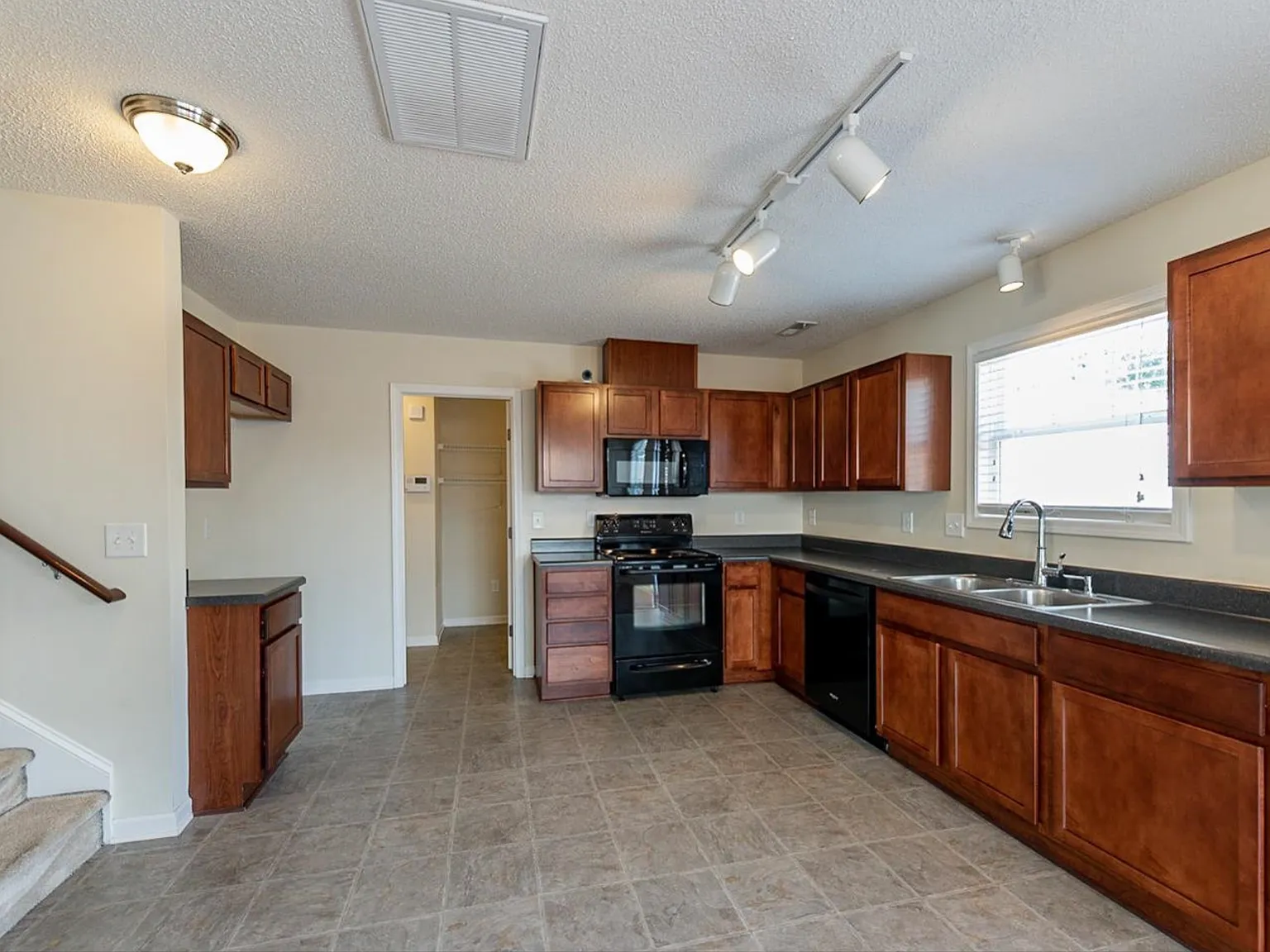 3 bed, 2.5 bath, 1560 sqft, $2,150 — Photo 4