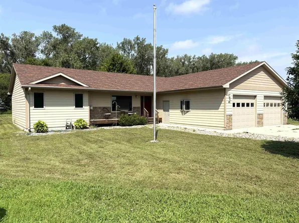 411 Tulip Ln, Yankton, SD 57078