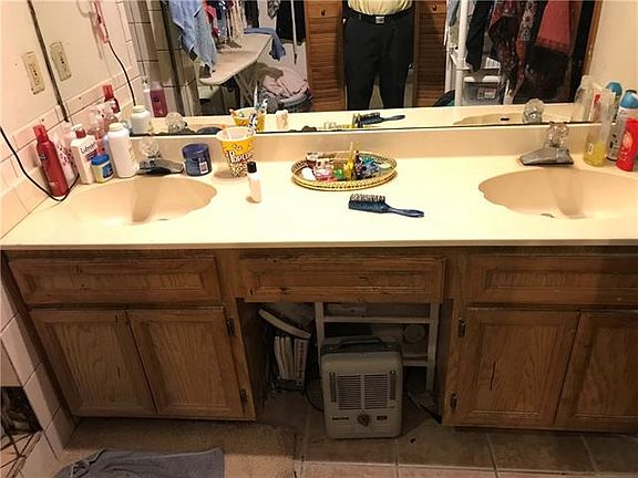 5th image of 301 Applewood Dr