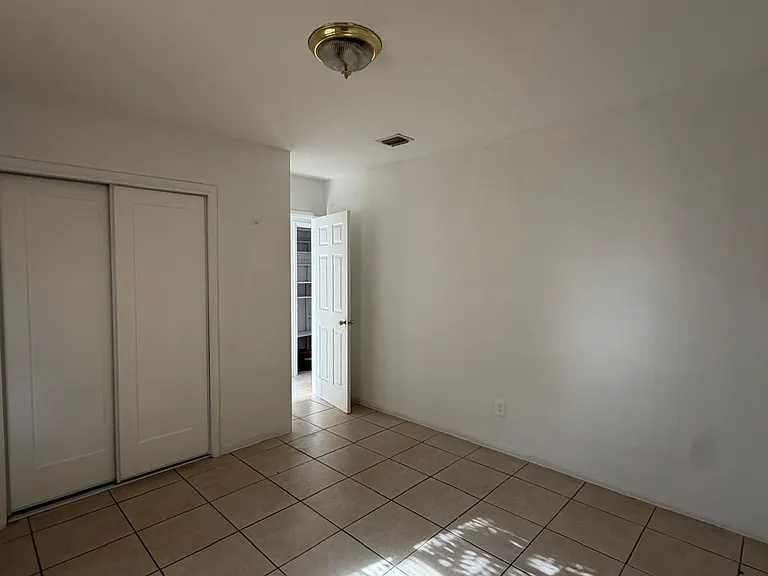 1929 Thomas St #1 — Photo 4