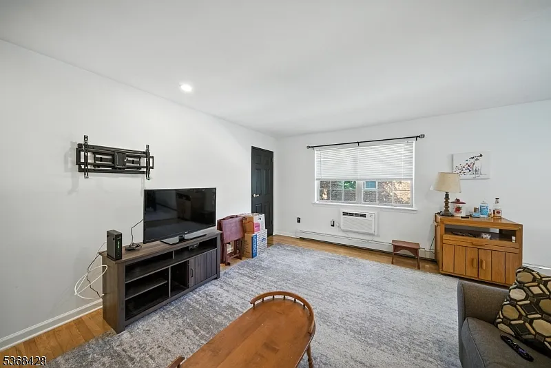 1 bed, 1.0 bath, $2,050 — Photo 4