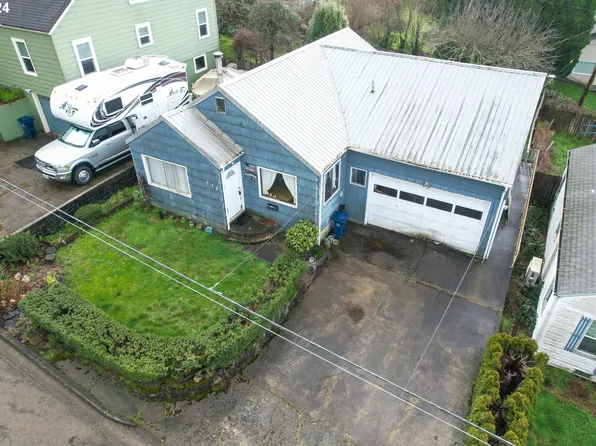 773 E 10th St, Coquille, OR 97423