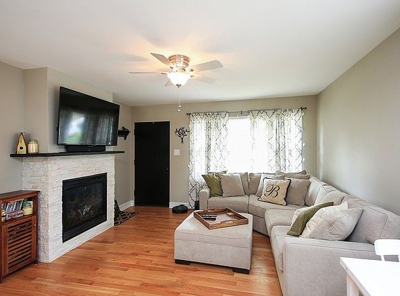 2nd image of 2929 Greenwood Ave