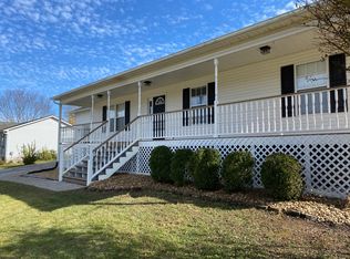 230 Clover Cir, Jacksboro, TN 37757