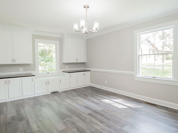 5th image of 618 Brookwood Lane