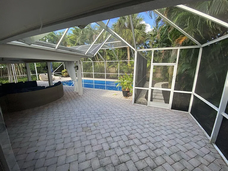 418 SW 7th Ter — Photo 16