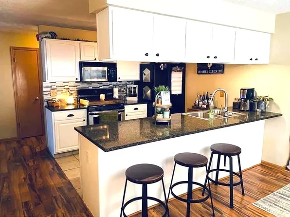 961 Kelly Ln, Sycamore, IL 60178