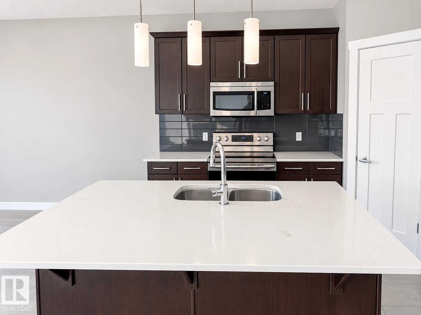4 bed, 3.5 bath, 2100 sqft, $2,800 — Photo 2