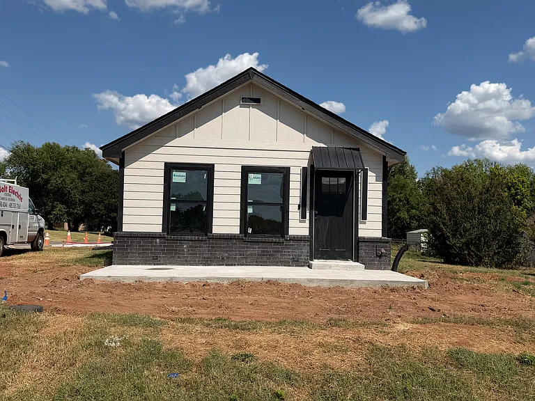 2420 Muzzy St — Photo 3