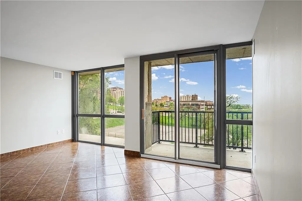 2 bed, 901 sqft, $1,650 — Photo 3