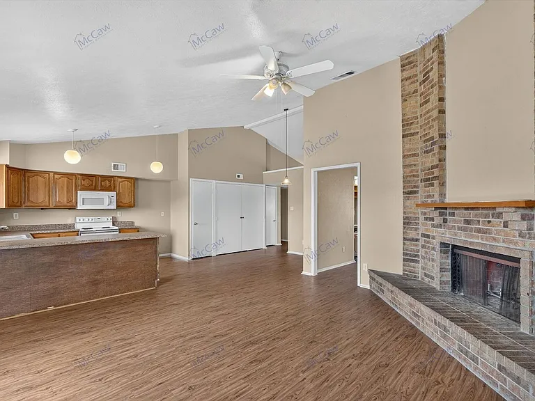 521 Weaver St — Photo 4