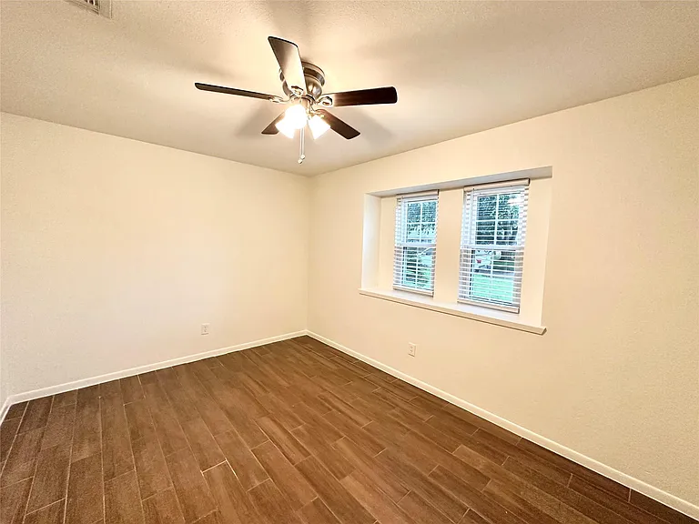 504 Raymond St — Photo 11