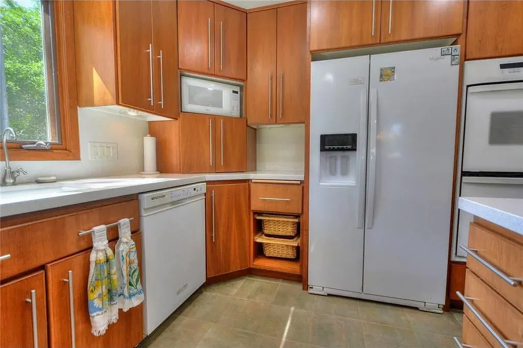 4 bed, 2490 sqft, $600 — Photo 3