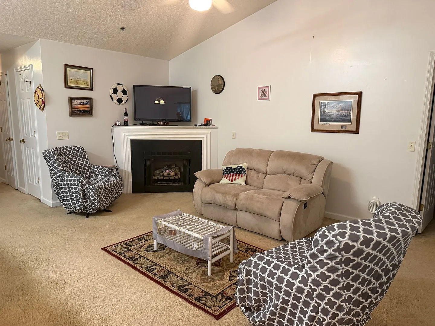 Fully furnished 2BR, Willoughby Park condo — Photo 4