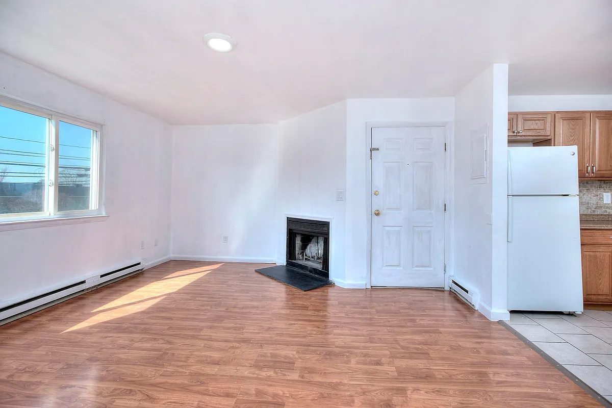 Building Photo - 638 Cove Rd #2