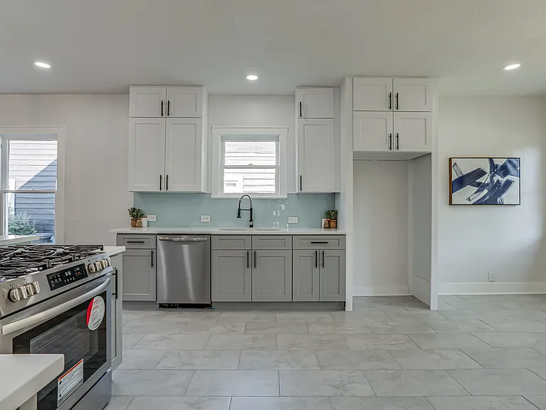 2035 W Summit Ave — Photo 16