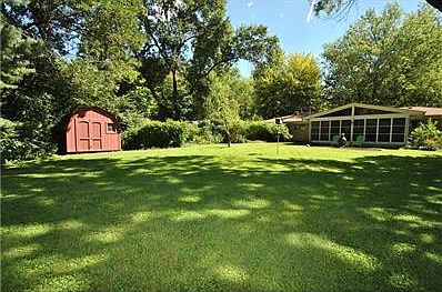 Great back yard with Mini Barn.