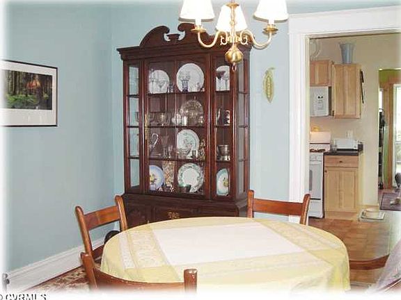 4th image of 207 W 33rd St