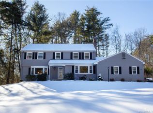 32 Munnisunk Dr, Simsbury, CT 06070