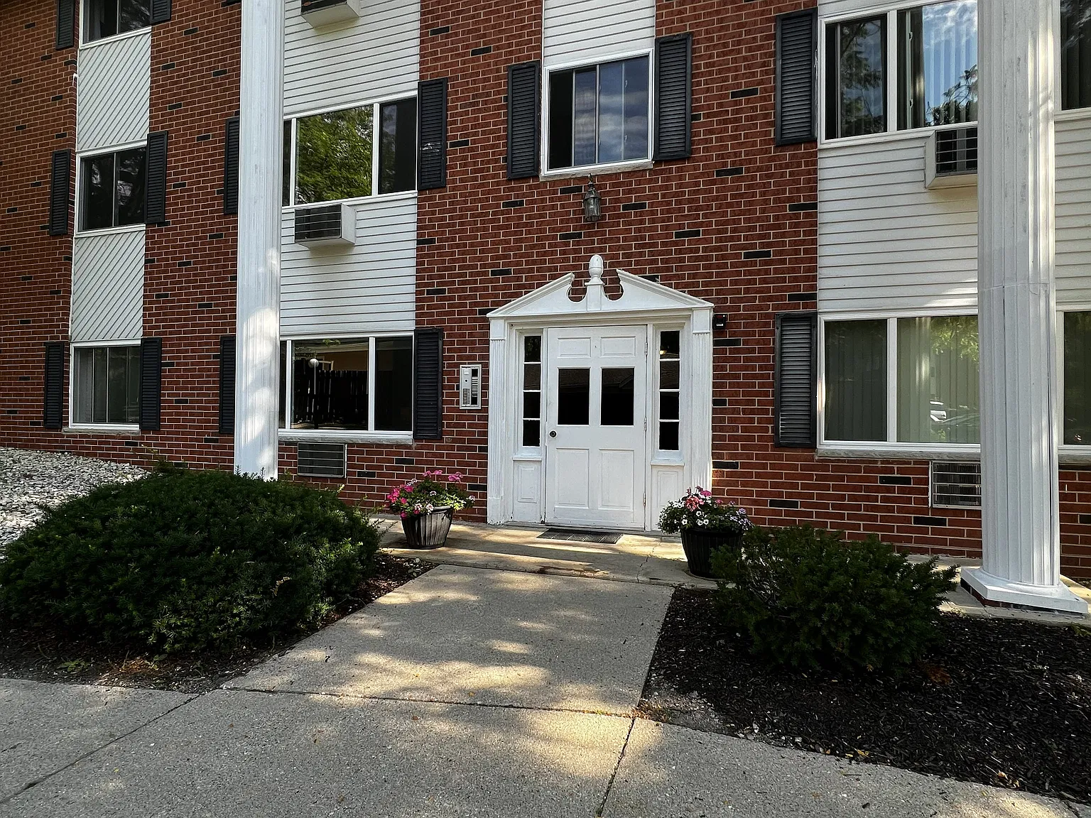 2 bed, 1.5 bath, 850 sqft, $1,530 — Photo 2