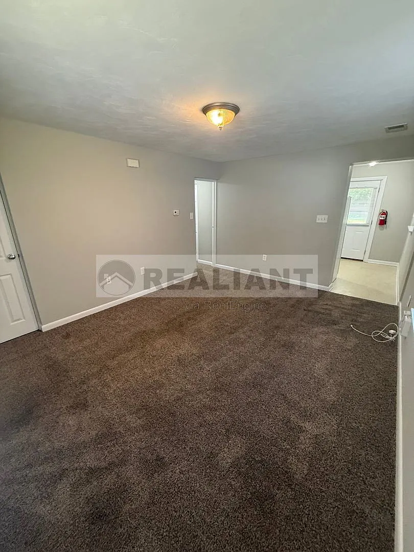 2 bed, 1.0 bath, 801 sqft, $1,050 — Photo 1