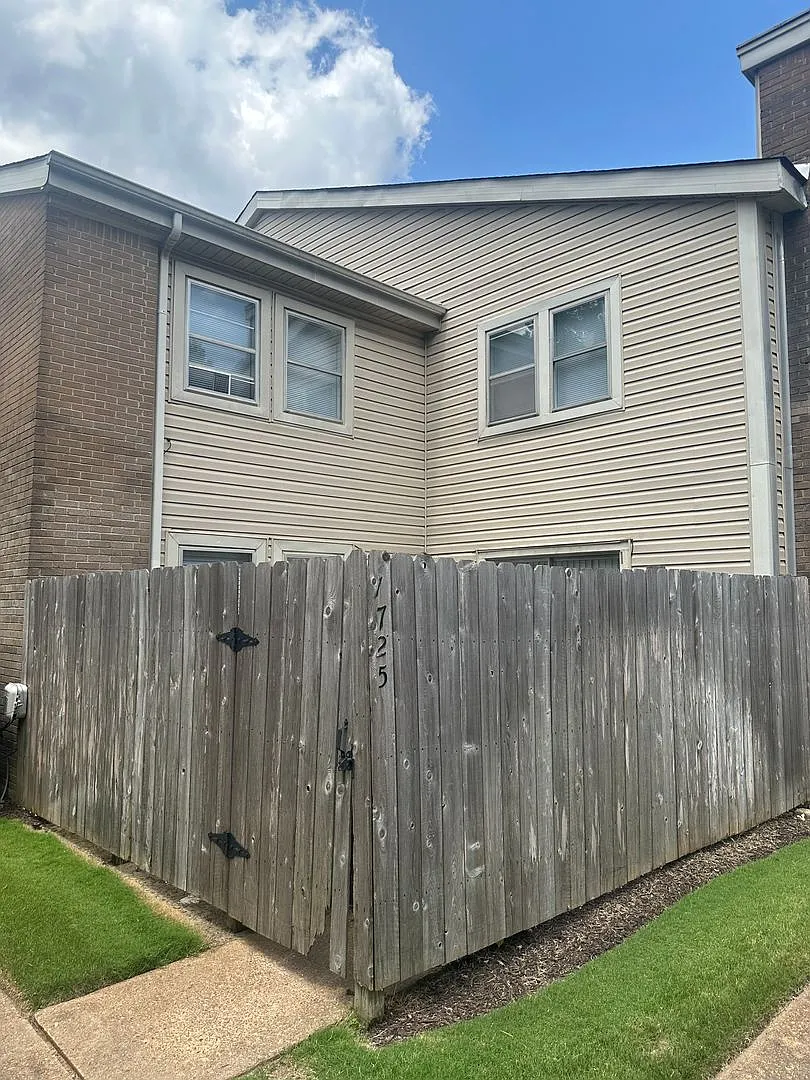2BD/1.5BA Townhouse located on the Germantown/Memphis Line! — Photo 1