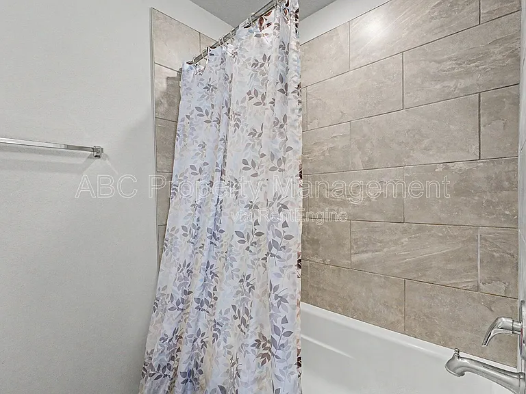 946 E Sparrow Cir — Photo 16