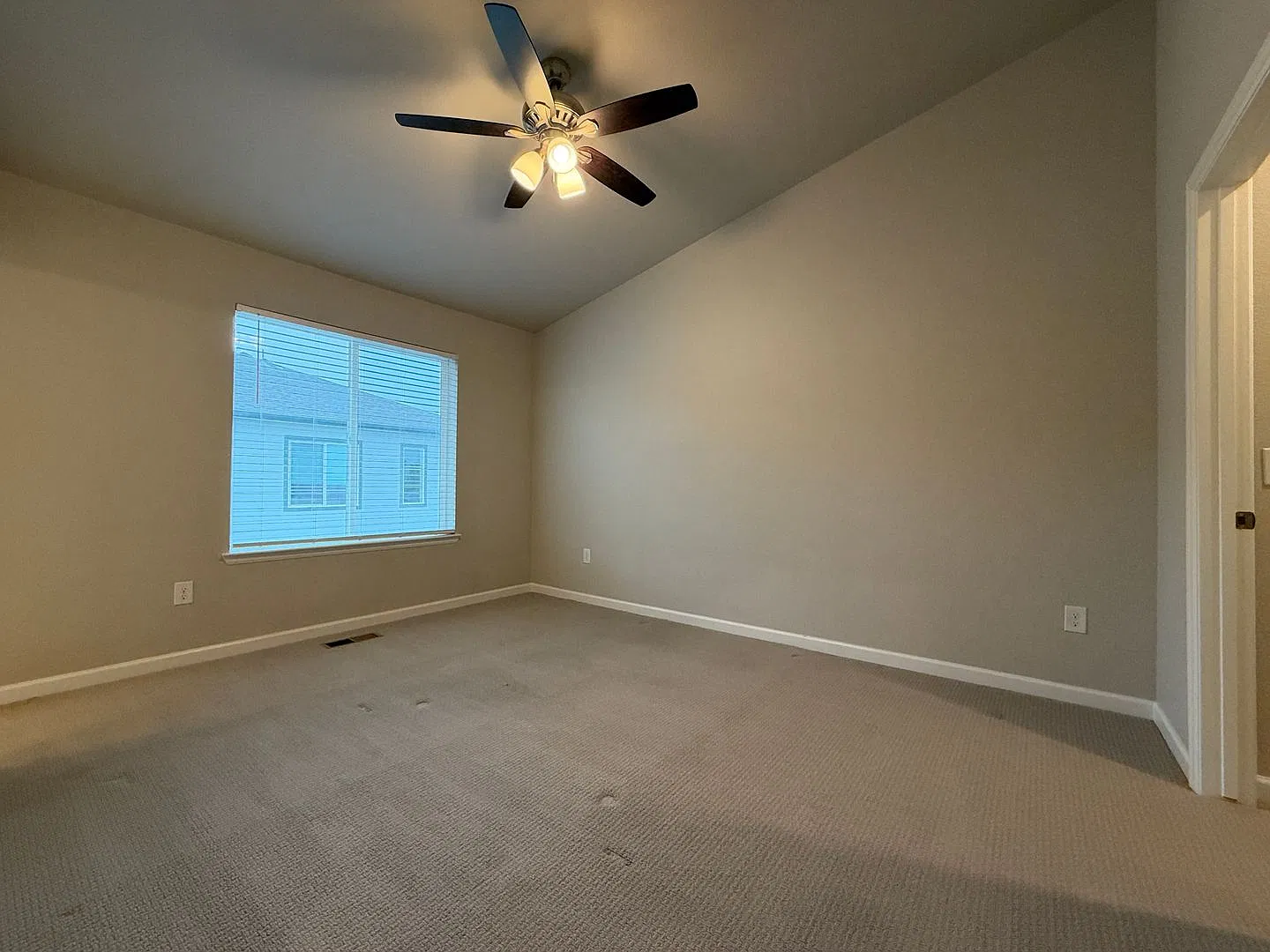 Well-appointed 2-bedroom, 2.5-bath townhouse in Lakewood for Rent — Photo 4