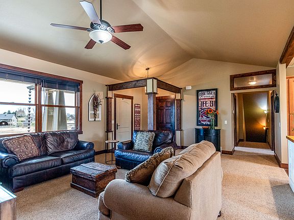 Living w/vaulted ceiling