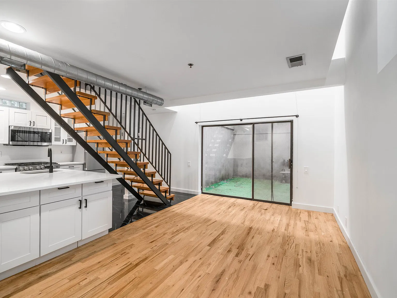 830 HUDSON — Photo 2