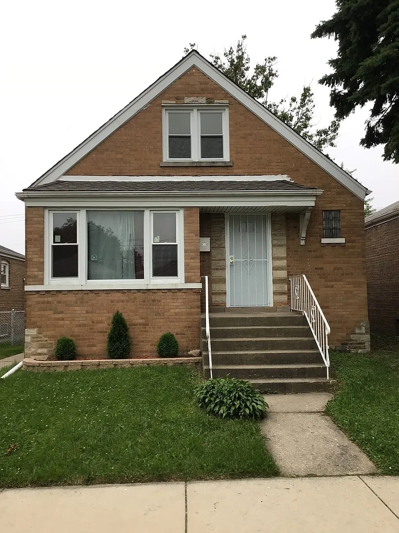 2521 E 93rd St photo 1