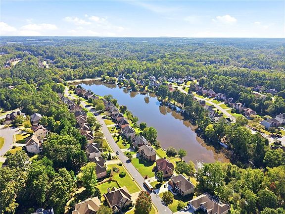 3rd image of 3662 Lake Edge Dr