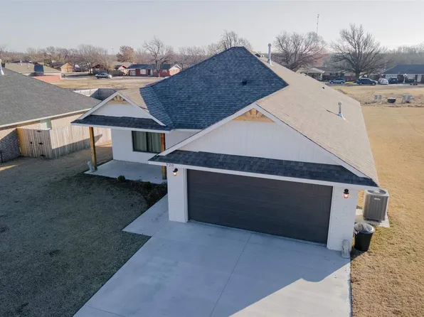 928 N 7th St, Blackwell, OK 74631